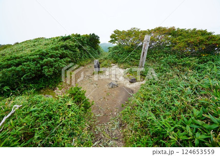 飯豊連峰の地神山の山頂標柱 飯豊連峰の地神山の山頂標柱 124653559