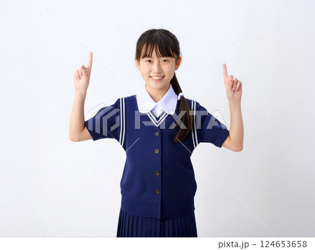 両腕でワンポイントする女子小学生 124653658