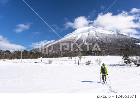 スノーシュートレッキングのイメージ 背景に大山 スノーシュートレッキングのイメージ 背景に大山 124653671