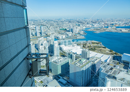 【神奈川県】横浜ランドマークタワーの側壁メンテナンス作業 124653889