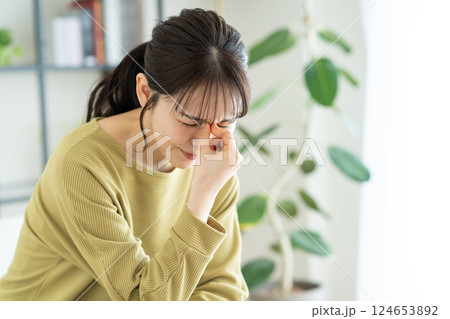 疲れた若い女性 疲れた若い女性 124653892