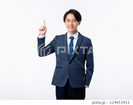 笑顔でワンポイントの指差しをする名門男子中学生 124653951