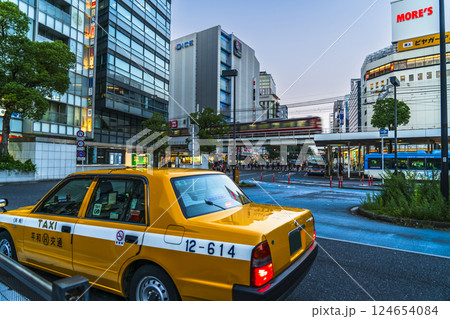 JR川崎駅・東口のタクシー乗り場の夕景【神奈川・川崎市】 JR川崎駅・東口のタクシー乗り場の夕景【神奈川・川崎市】 124654084