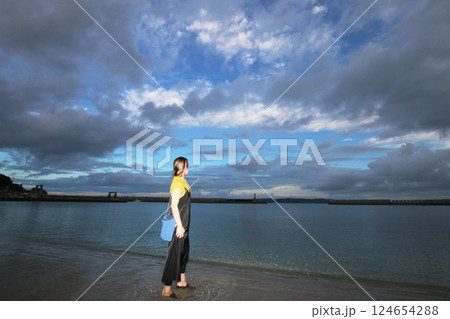 夏の網地島、朝の網地浜にて波打ち際に立つ女性 夏の網地島、朝の網地浜にて波打ち際に立つ女性 124654288