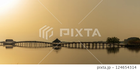 「青森県」鶴の舞橋、朝の風景　鶴田町 124654314