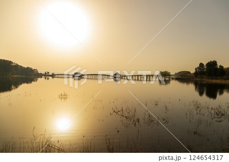 「青森県」鶴の舞橋、朝の風景　鶴田町 124654317