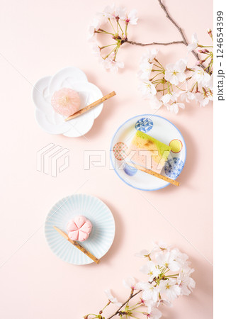 春の和菓子 春の和菓子 124654399