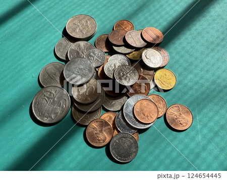 積み重ねられた各国の古い硬貨 124654445