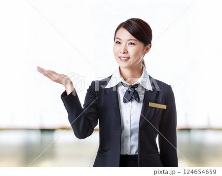 上品に案内する女性コンシェルジュ 124654659