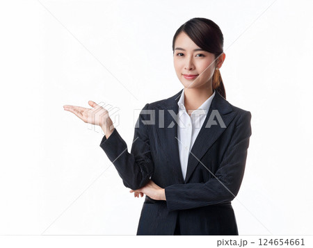 上品な所作で案内をする女性コンシェルジュ 124654661