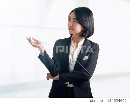 セクシーな所作で案内する女性コンシェルジュ 124654662