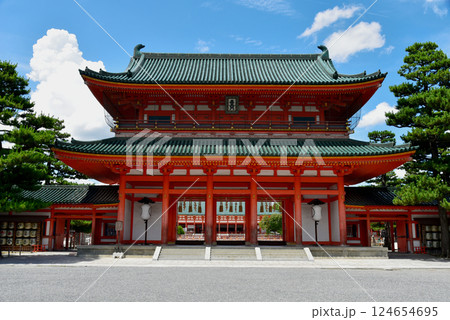 青空に映える 平安神宮應天門 青空に映える 平安神宮應天門 124654695