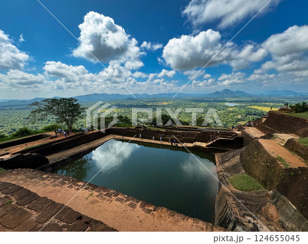 シギリヤロックの頂上にある遺跡、王の沐浴場、世界遺産 シギリヤロックの頂上にある遺跡、王の沐浴場、世界遺産 124655045