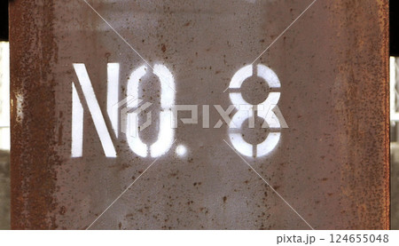 工事現場のサビた鉄骨にラッカースプレーでペイントされた番号 NO.8 工事現場のサビた鉄骨にラッカースプレーでペイントされた番号 NO.8 124655048