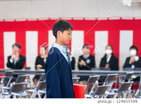 小学校の卒業式に出席する小学生の男の子 小学校の卒業式に出席する小学生の男の子 124655599