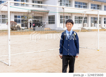 小学校の卒業式に出席する小学生の男の子 124655600