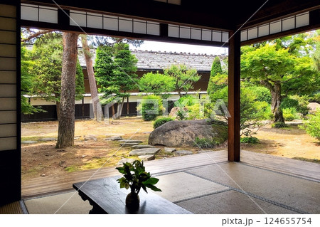 新緑が美しい日本庭園 新緑が美しい日本庭園 124655754
