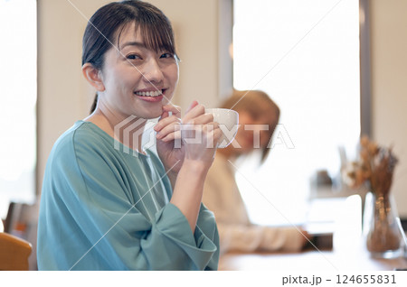カフェでコーヒーを飲む若い女性 124655831