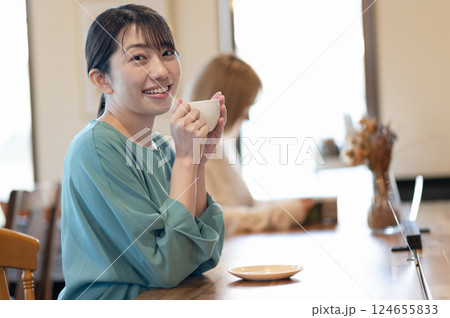 カフェでコーヒーを飲む若い女性 124655833