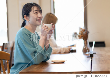 カフェでコーヒーを飲む若い女性 124655834