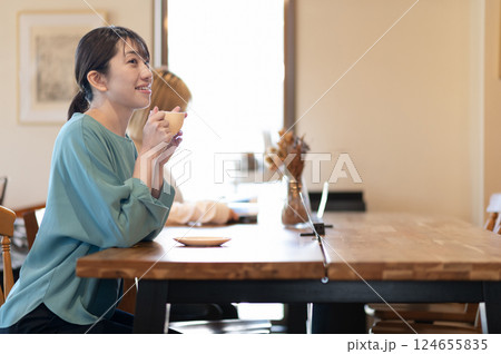 カフェでコーヒーを飲む若い女性 124655835