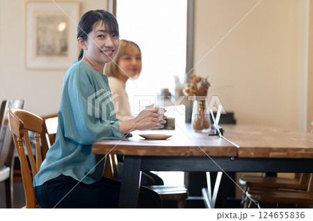 カフェでコーヒーを飲む若い女性 124655836