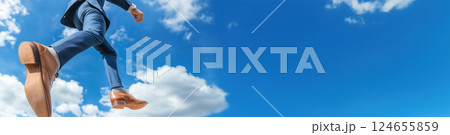 青空を背景に颯爽と歩むビジネスマン 青空を背景に颯爽と歩むビジネスマン 124655859