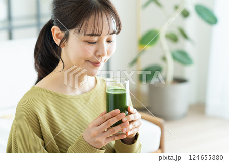 リビングで青汁を飲む若い女性 リビングで青汁を飲む若い女性 124655880