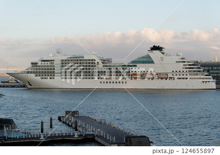 横浜みなとみらい新港埠頭に停泊するシーボーン・アンコール 124655897