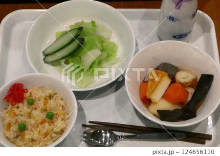 岩手県の1975年頃の学校給食の五目ご飯、おでん、サラダ、牛乳 岩手県の1975年頃の学校給食の五目ご飯、おでん、サラダ、牛乳 124656110