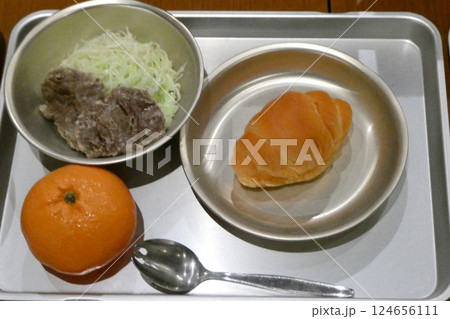 岩手県1951年代の学校給食の鯨のたったあげとみかんとパンスプーンは先割れになっている 124656111