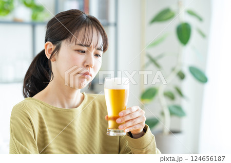 リビングでビールを飲む若い女性 リビングでビールを飲む若い女性 124656187