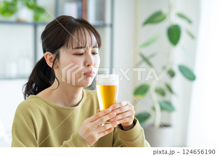 リビングでビールを飲む若い女性 リビングでビールを飲む若い女性 124656190