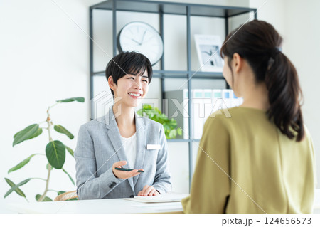 若い女性に説明するプランナーの女性 124656573