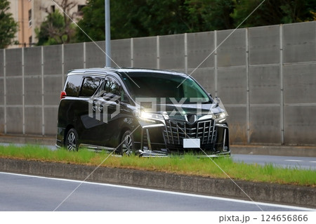 走行中の高級ミニバン 走行中の高級ミニバン 124656866
