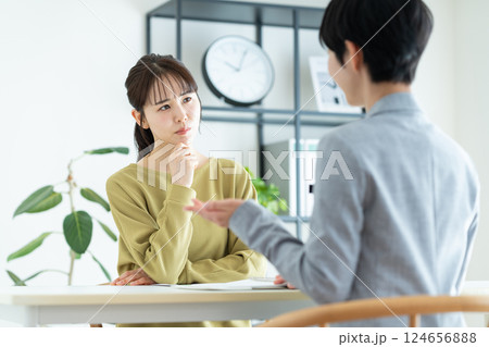 プランナーに相談する若い女性 124656888