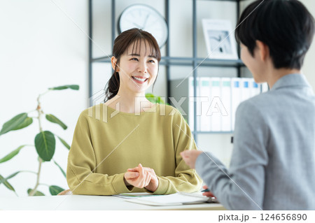 プランナーに相談する若い女性 プランナーに相談する若い女性 124656890