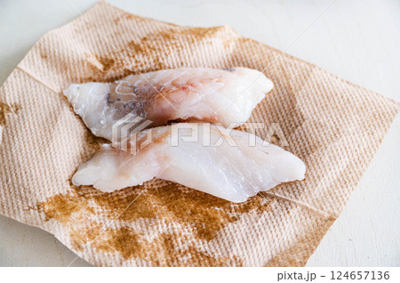 水分を取る鱈の切り身 124657136