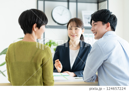若い夫婦に営業するプランナー 124657224