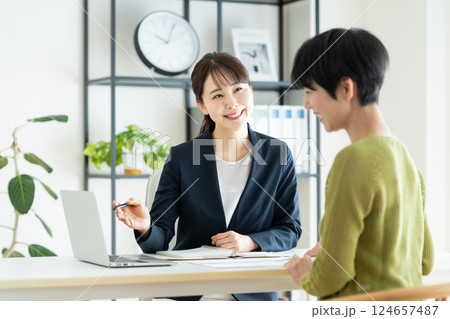 若い女性に提案するビジネスウーマン 124657487