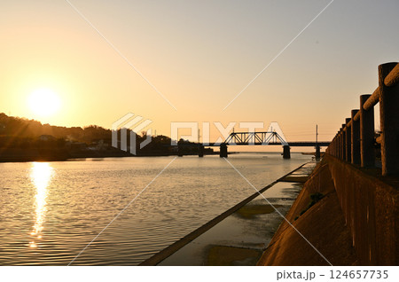 海を渡る内房線の湊川橋梁の夕景 124657735