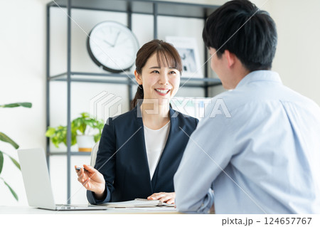 若い男性に説明するビジネスウーマン 124657767