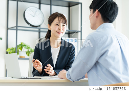 若い男性に説明するビジネスウーマン 124657768