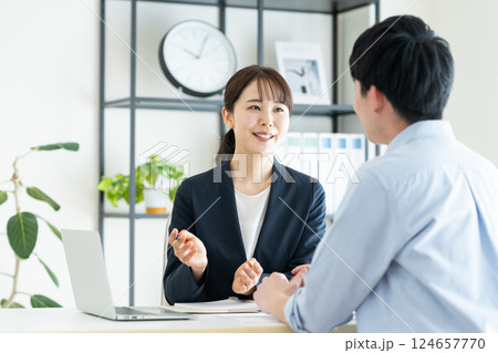 若い男性に説明するビジネスウーマン 124657770