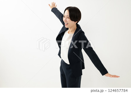 喜ぶ女性　ビジネスウーマン 124657784