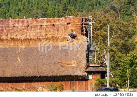白川郷　茅葺屋根　葺き替え　職人 124657832