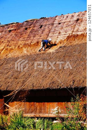 白川郷 茅葺屋根 葺き替え 職人 白川郷 茅葺屋根 葺き替え 職人 124657851