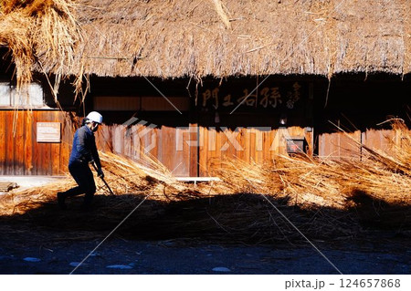白川郷　茅葺屋根　葺き替え　職人 124657868