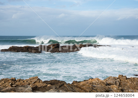 Atlantic ocean with strong waves. Coast of Lugo, Galizia 124658004
