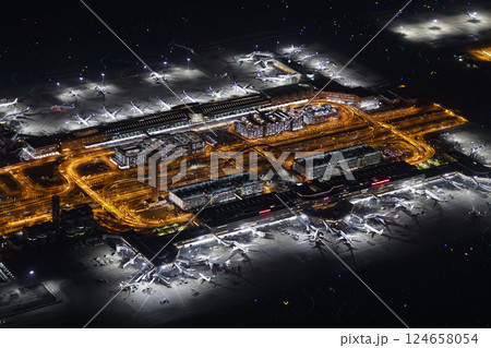 空撮した夜の羽田空港 124658054